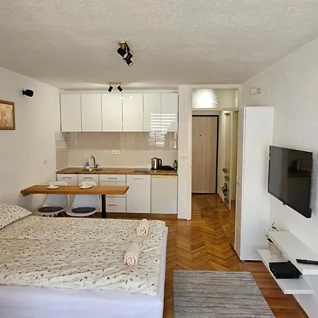 Ea3 Papagajka, Apartment *
